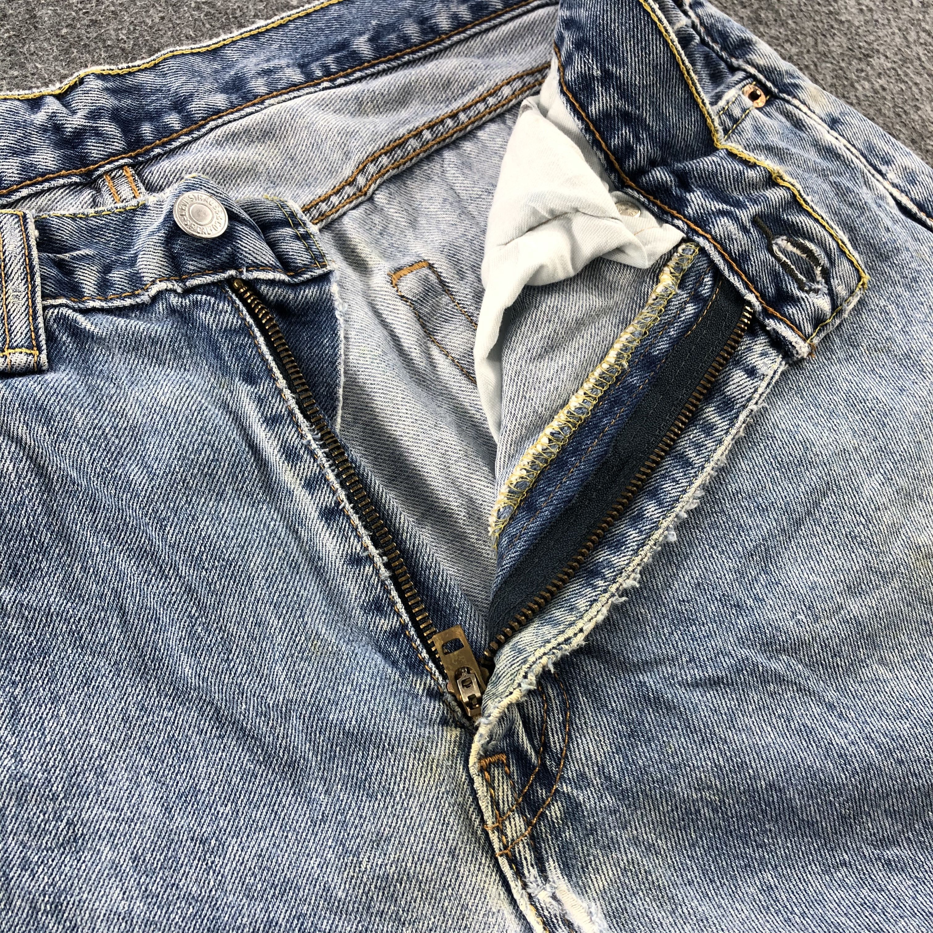 Levi's Vintage Light Wash Levis 505 Jeans- J1338 Size US 34 / EU 50 - 8 Thumbnail
