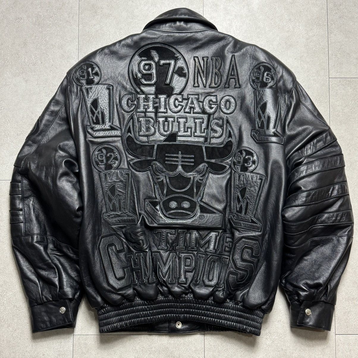 Jeff Hamilton Jeff Hamilton NBA Bulls 5 Time Champions Leather Jacket Size US M / EU 48-50 / 2 - 1 Thumbnail
