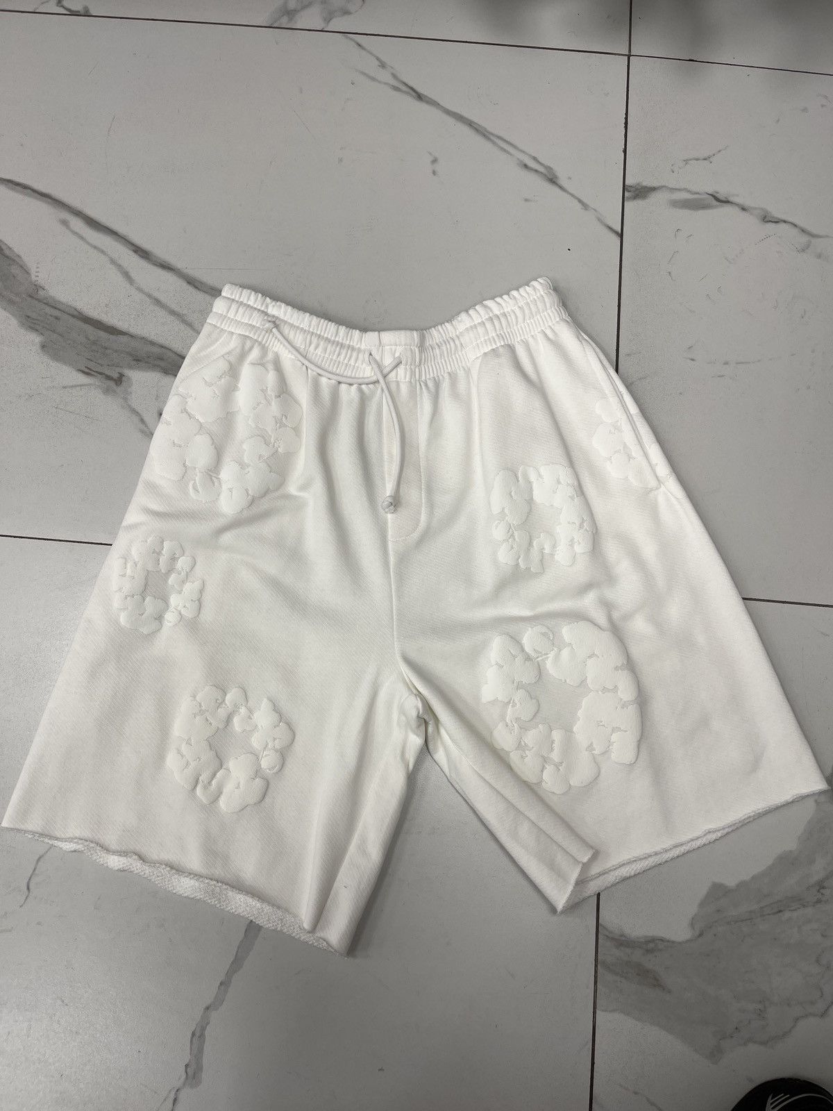 DENIM TEARS Denim Tears Mono Cotton Wreath Shorts "White" Size US 32 / EU 48 - 1 Thumbnail