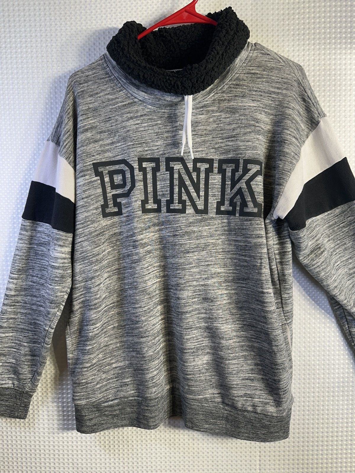 Victoria's Secret Victoria Secret Pink Sherpa Lined Sweatshirt Size XS / US 0-2 / IT 36-38 - 1 Thumbnail