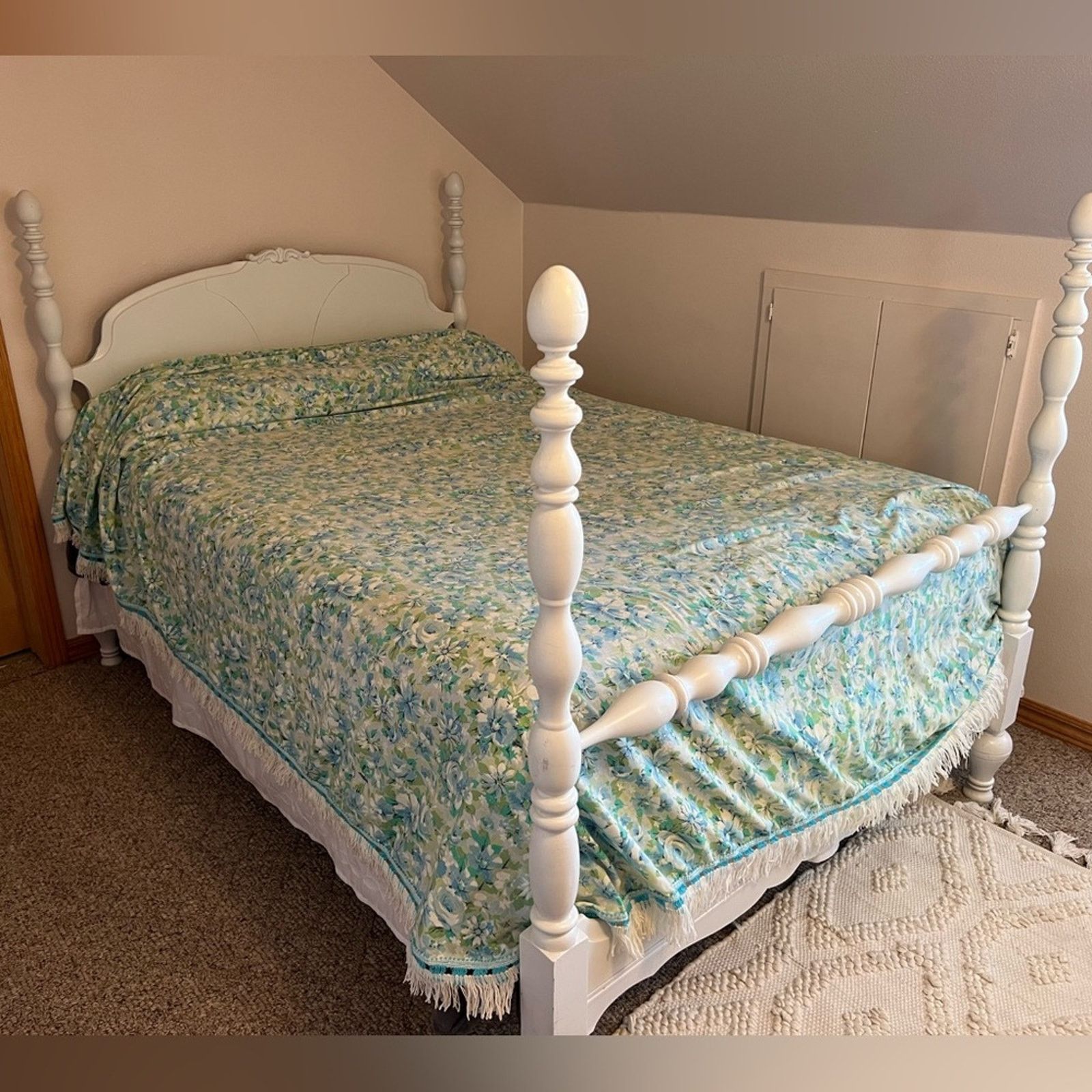 image of Vintage Vint. Full MCM Blue White Floral Fringe Bedspread Bed Cover, Women's