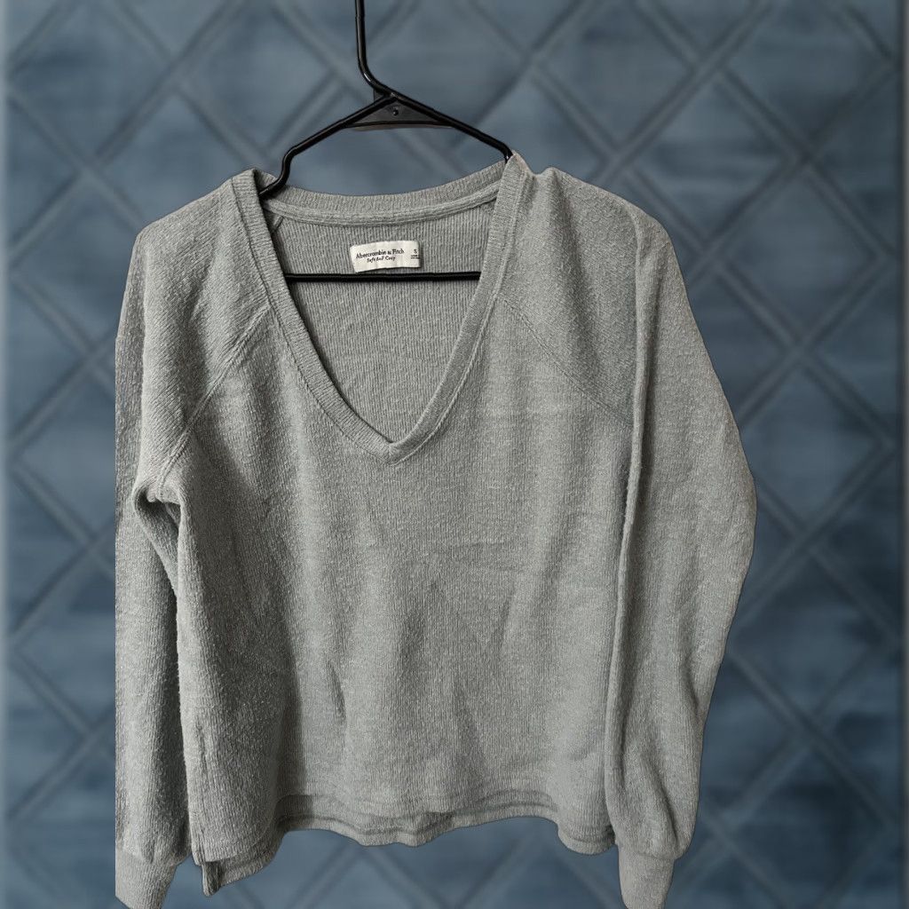 Abercrombie & Fitch Abercrombie & Fitch Womens V-Neck Sweater Gray Knit Pullover Size S Cozy Soft AF Casual Size S / US 4 / IT 40 - 1 Thumbnail