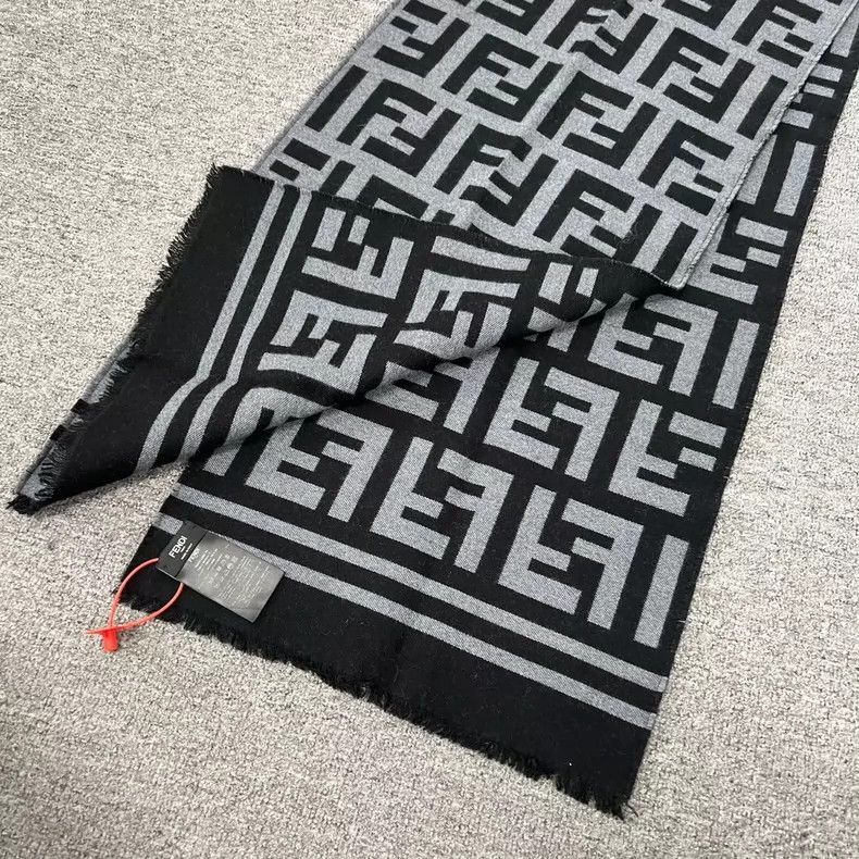 Fendi Fendi Logo Wool Scarf in Gray and Black Size ONE SIZE - 2 Thumbnail