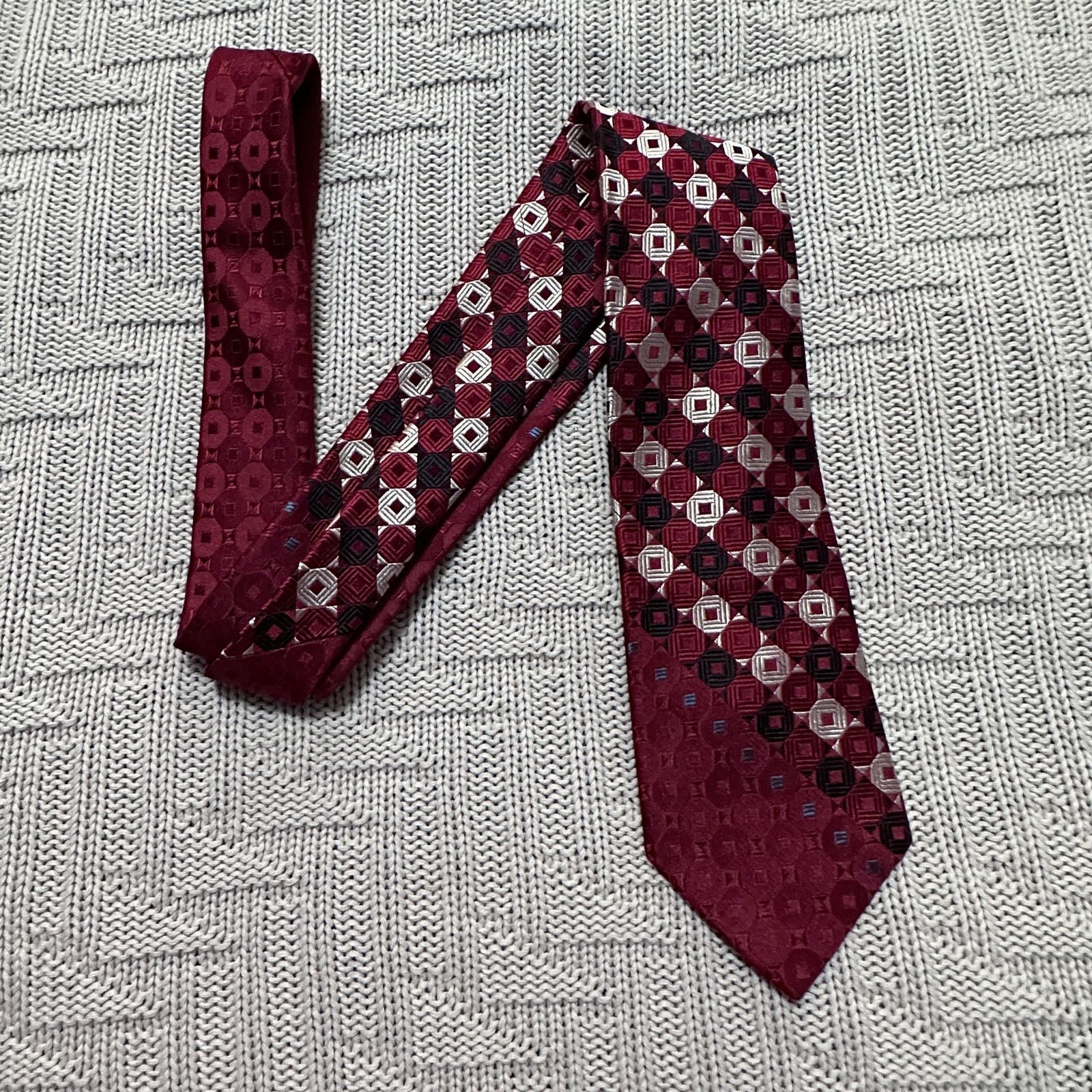 Vintage Vintage maroon patterned Italian silk tie. Size ONE SIZE - 1 Thumbnail