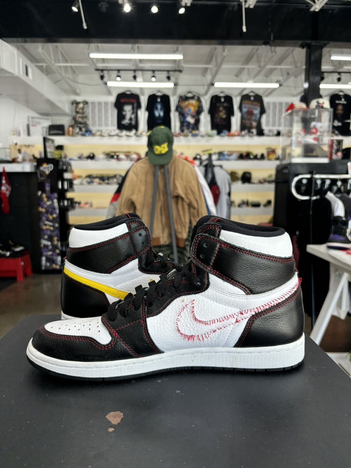 Jordan Brand Jordan 1 Defiant White Black Gym Red Sz. 11.5 Size US 11.5 / EU 44-45 - 4 Thumbnail