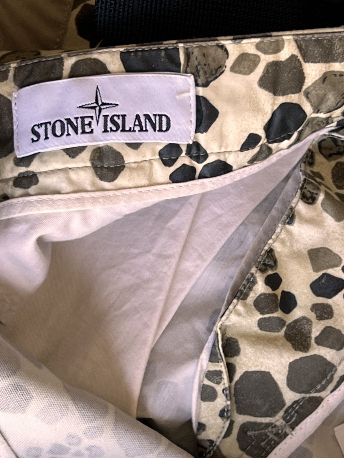 Stone Island Stone Island Alligator Camo Cargo Shorts Type RE W30 croc Size US 30 / EU 46 - 19 Thumbnail