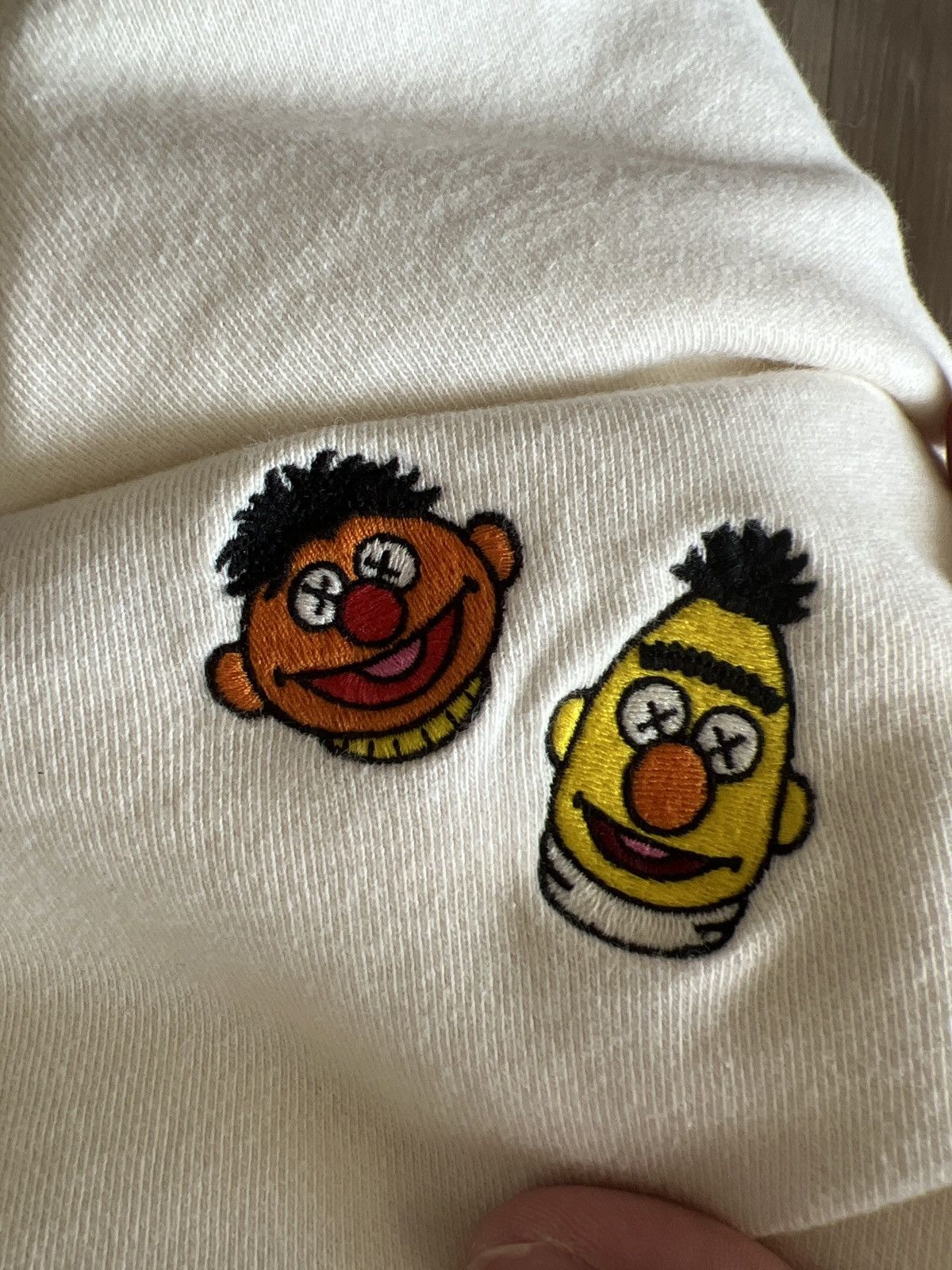 Kaws × Uniqlo Uniqlo x Kaws Sesame Street Crewneck Size US L / EU 52-54 / 3 - 3 Thumbnail