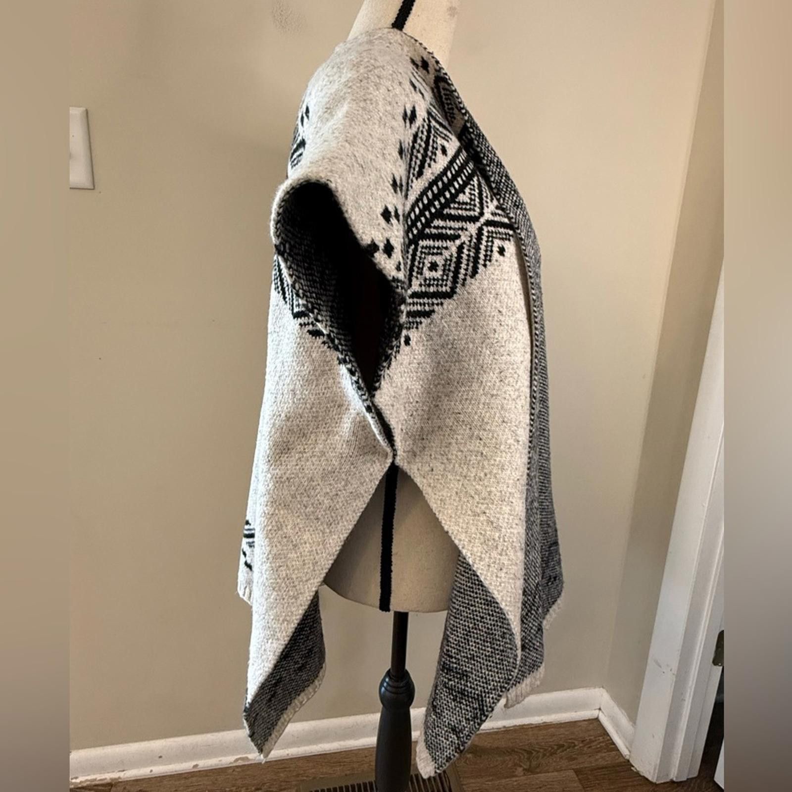 Other Loft knit poncho cape shawl black gray western Aztec SZ XS/S Size M / US 6-8 / IT 42-44 - 2 Thumbnail
