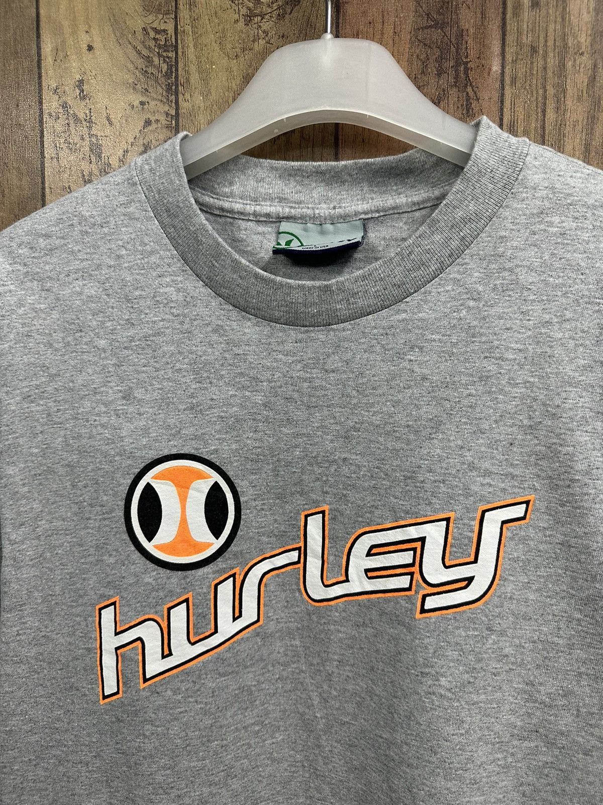 Hurley Vintage Surfboard Hurley Made In Usa Center Logo TShirt A532 Size US L / EU 52-54 / 3 - 3 Thumbnail