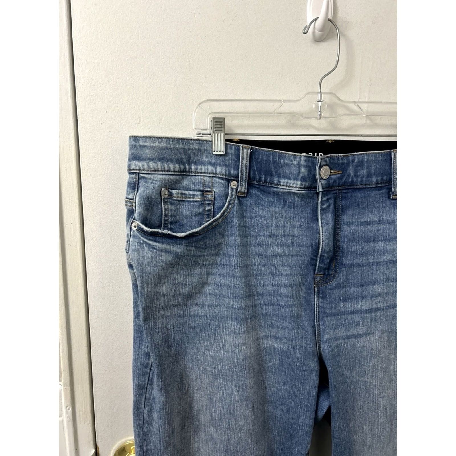 Torrid Torrid Bombshell Straight Jeans Womens 42x27 Medium Wash Premium Stretch Denim Size 28" / US 6 / IT 42 - 4 Thumbnail