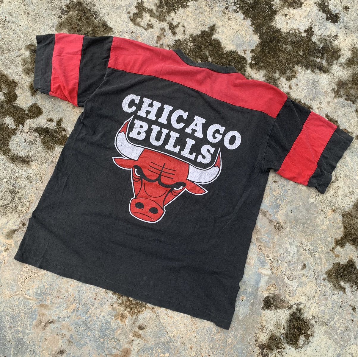 NBA × Vintage Vintage distressed Chicago Bulls Tees Size US L / EU 52-54 / 3 - 1 Thumbnail