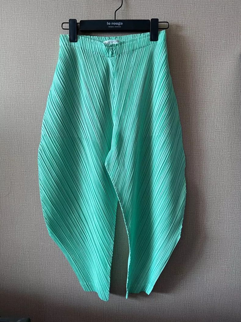 Issey Miyake Issey Miyake size:2 Blue pleated irregular-shaped pants Size 31" - 1 Thumbnail