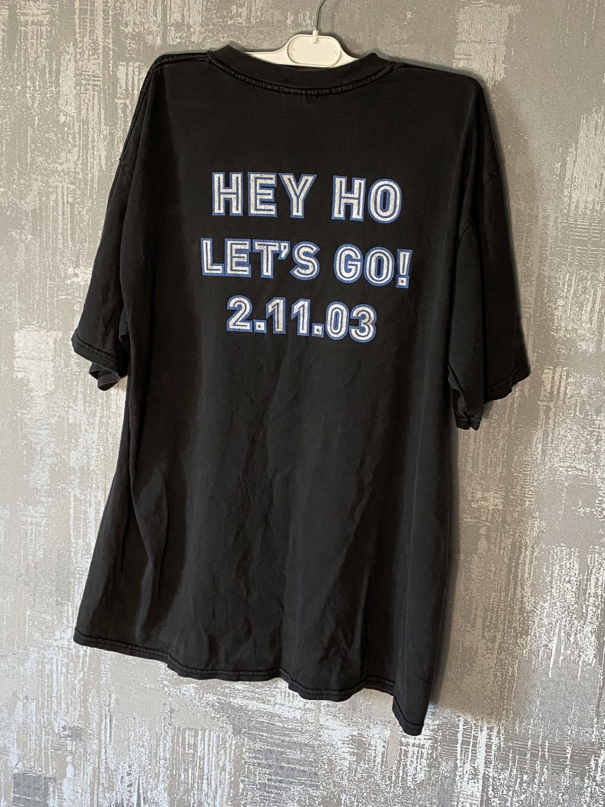 Band Tees × Vintage Vintage Ramones We’Re a Happy Family 2003 Rock T-shirt Size US XL / EU 56 / 4 - 2 Thumbnail