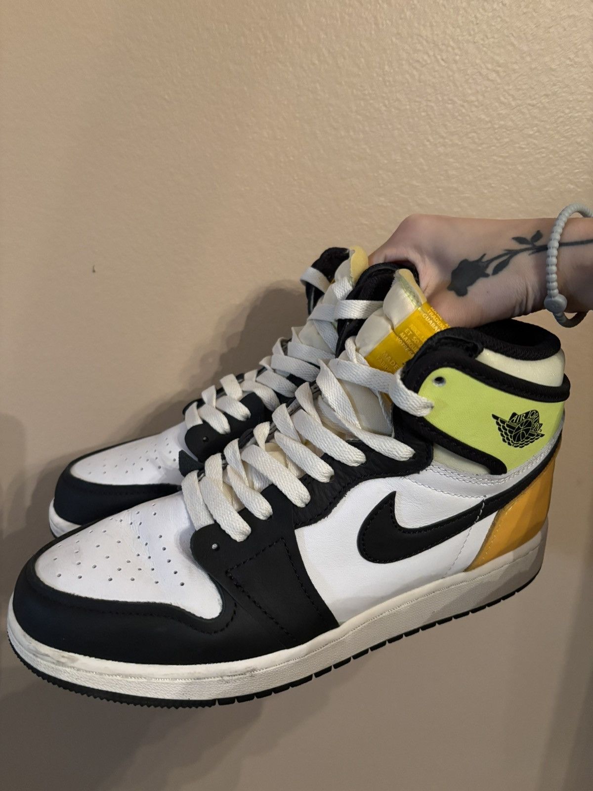 Jordan Brand Air Jordan 1 Retro High OG GS 'Volt Gold' Size US 6 / EU 39 - 6 Thumbnail