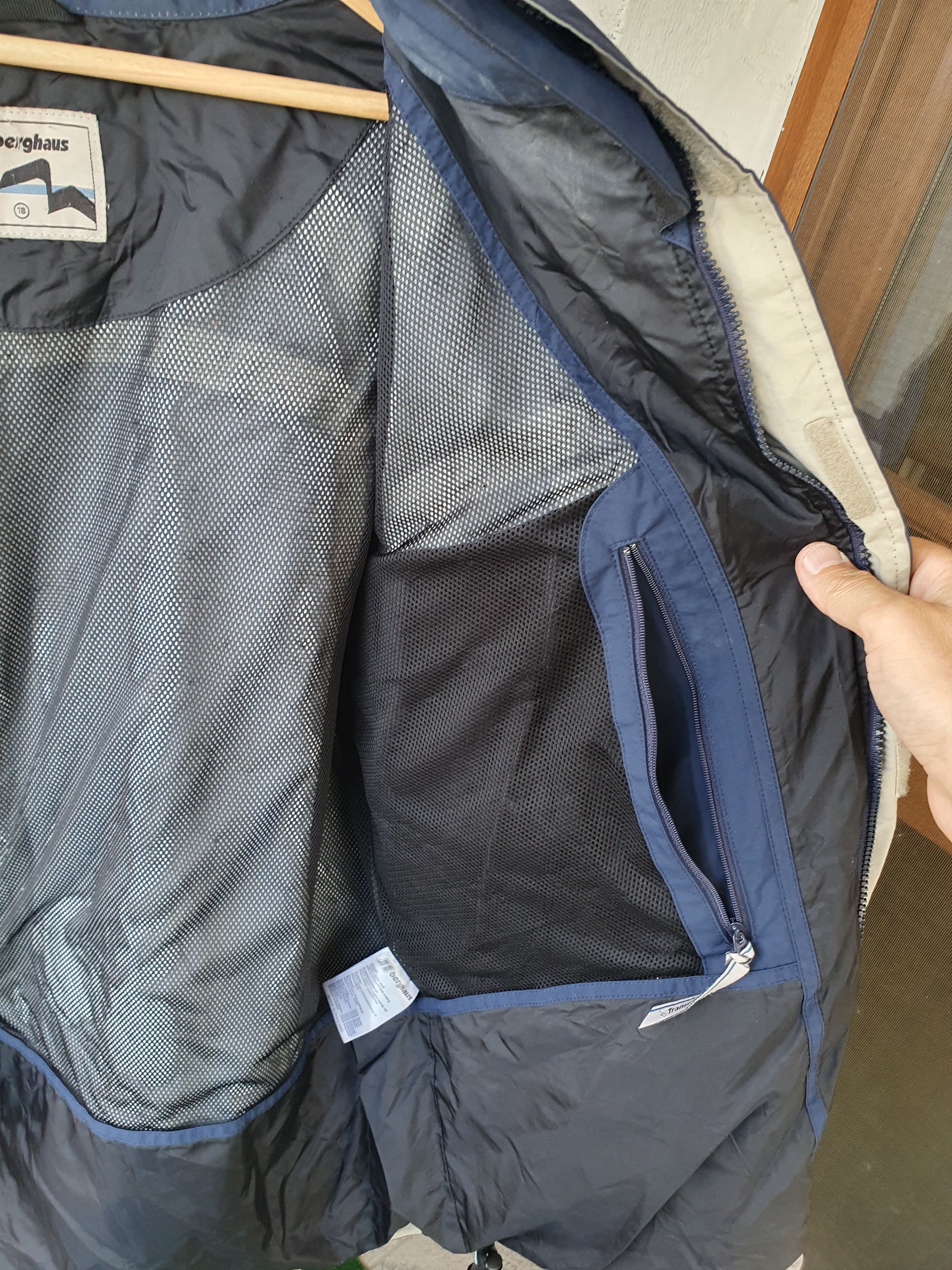 Berghaus Berghaus Aqua Foil Shell Jacket Lightweigh hooded sz L Size US L / EU 52-54 / 3 - 16 Thumbnail