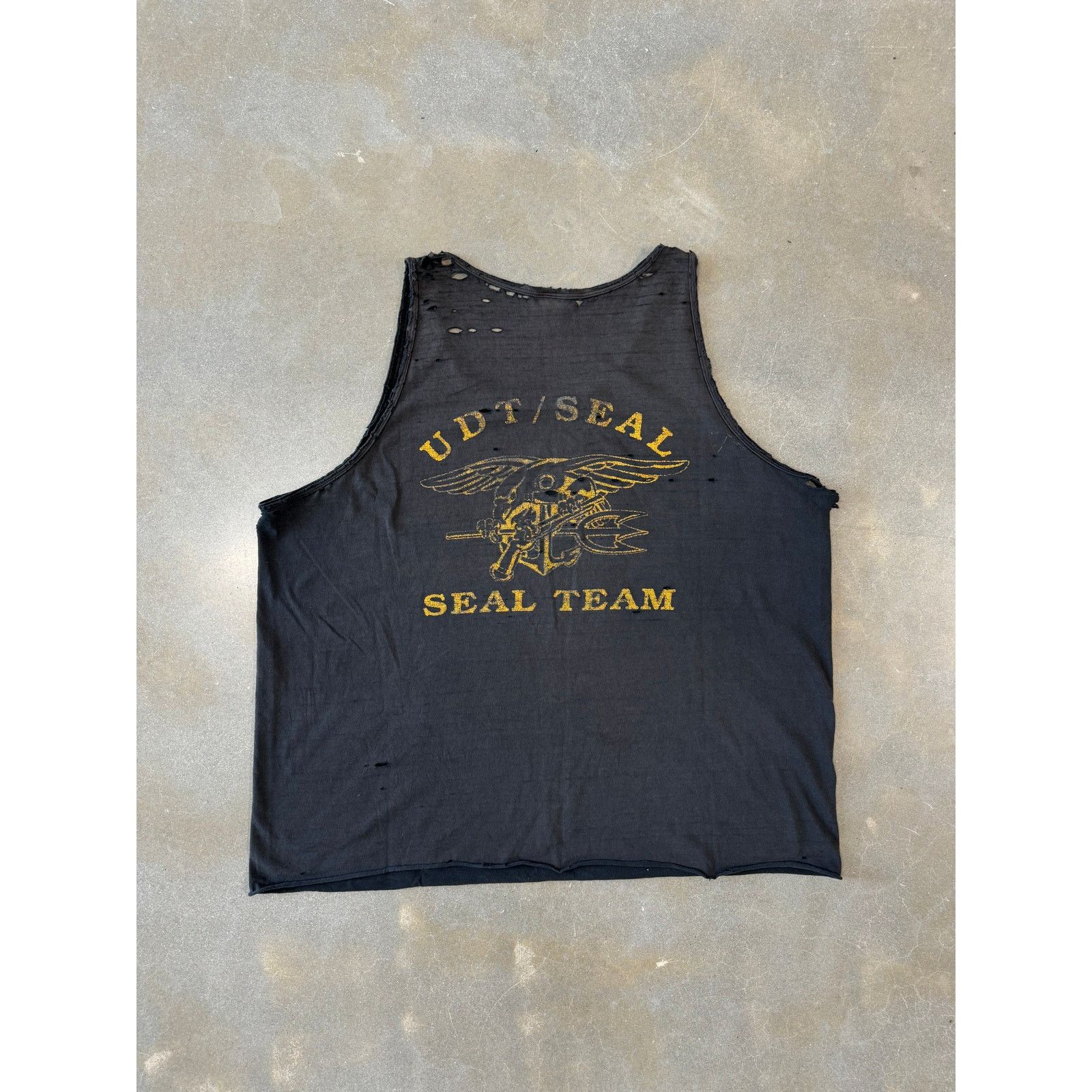 Vintage Vintage 1990s Thrashed US Navy Tanktop [XXL] Size US XXL / EU 58 / 5 - 1 Thumbnail
