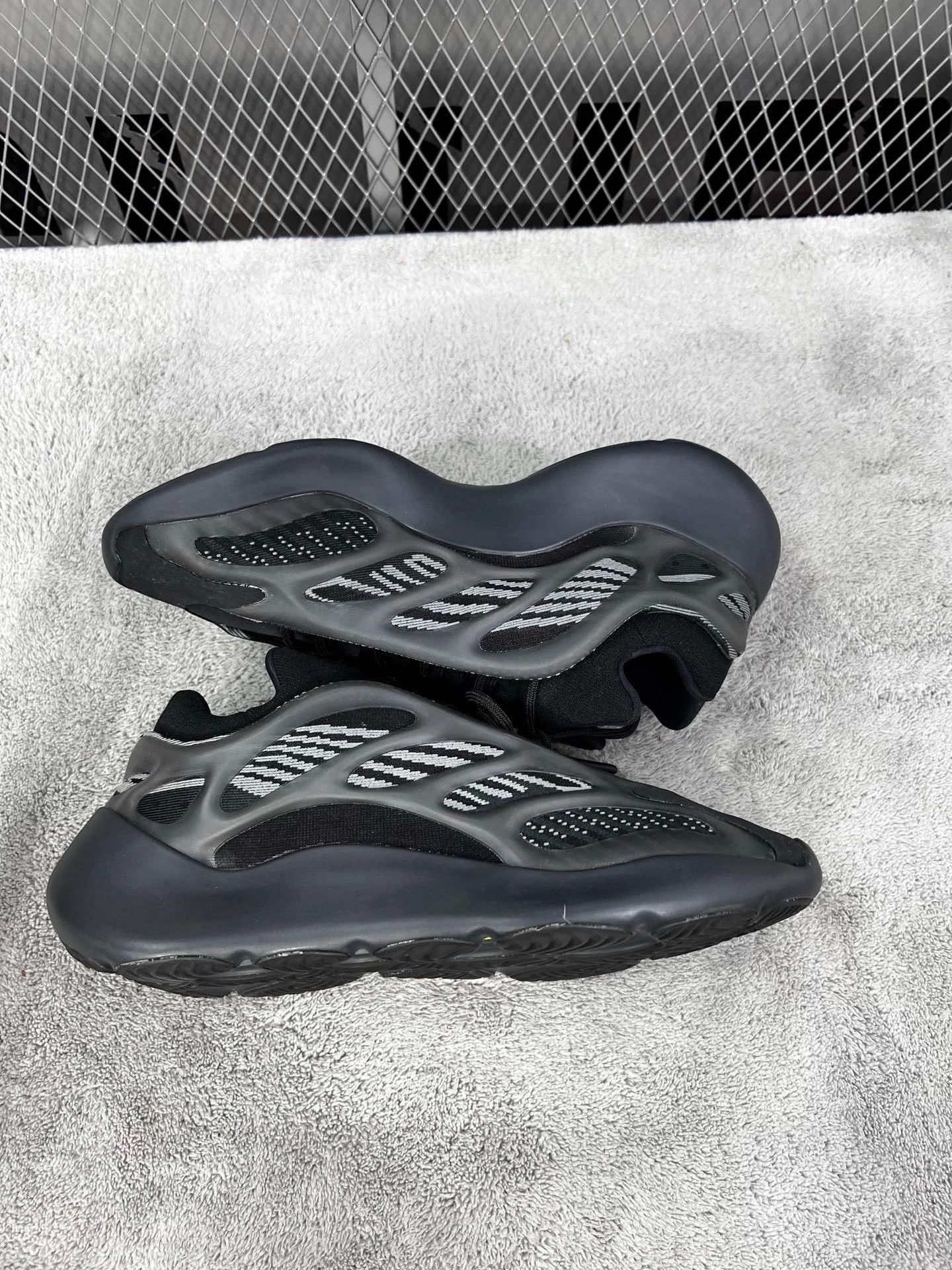 Adidas adidas Yeezy Boost 700 V3 Black Never Worn 44 Size US 11 / EU 44 - 4 Thumbnail
