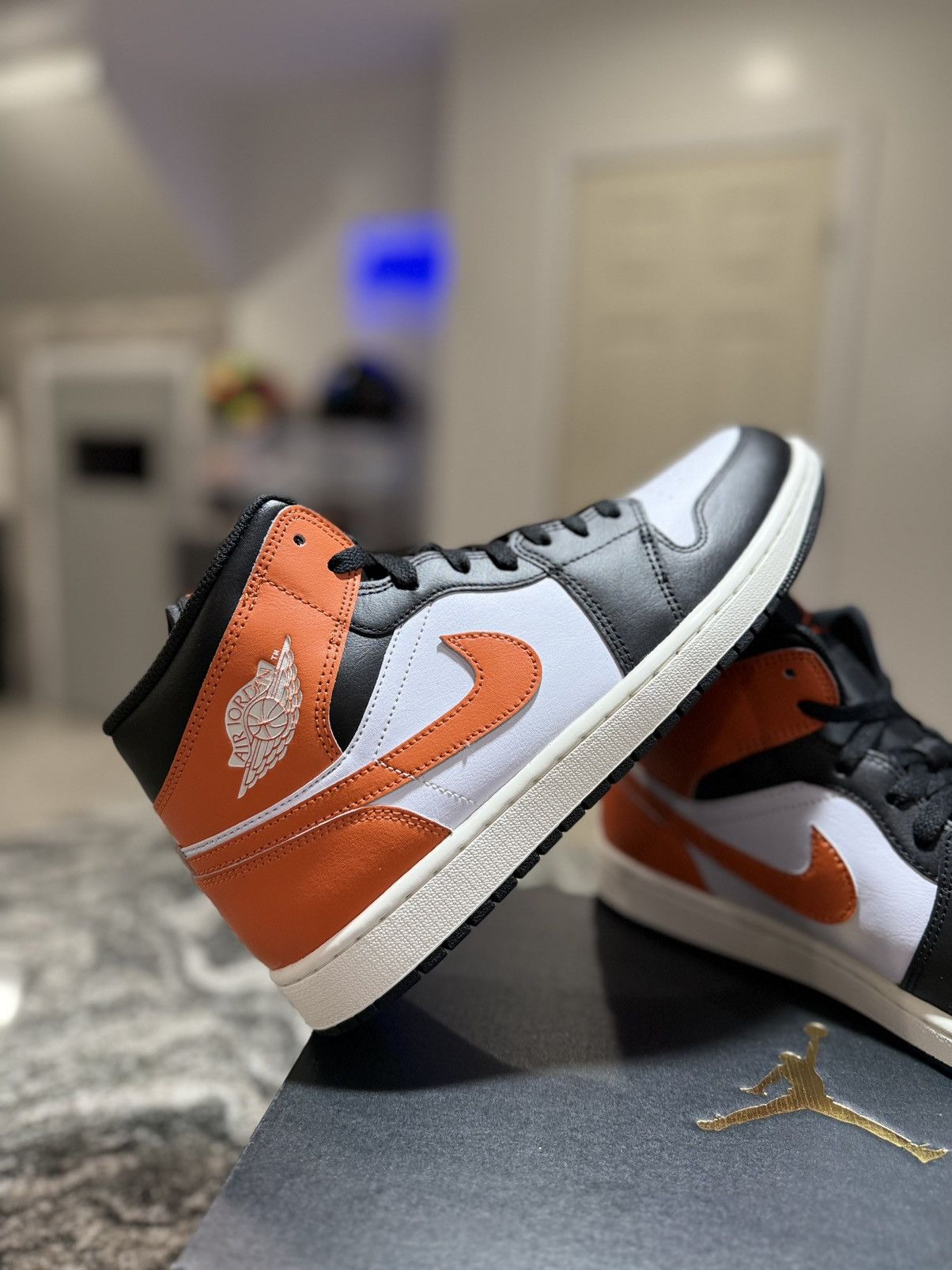 Jordan Brand Jordan 1 Mid Black Toe Starfish Size 11M/12.5W Size US 11 / EU 44 - 4 Thumbnail