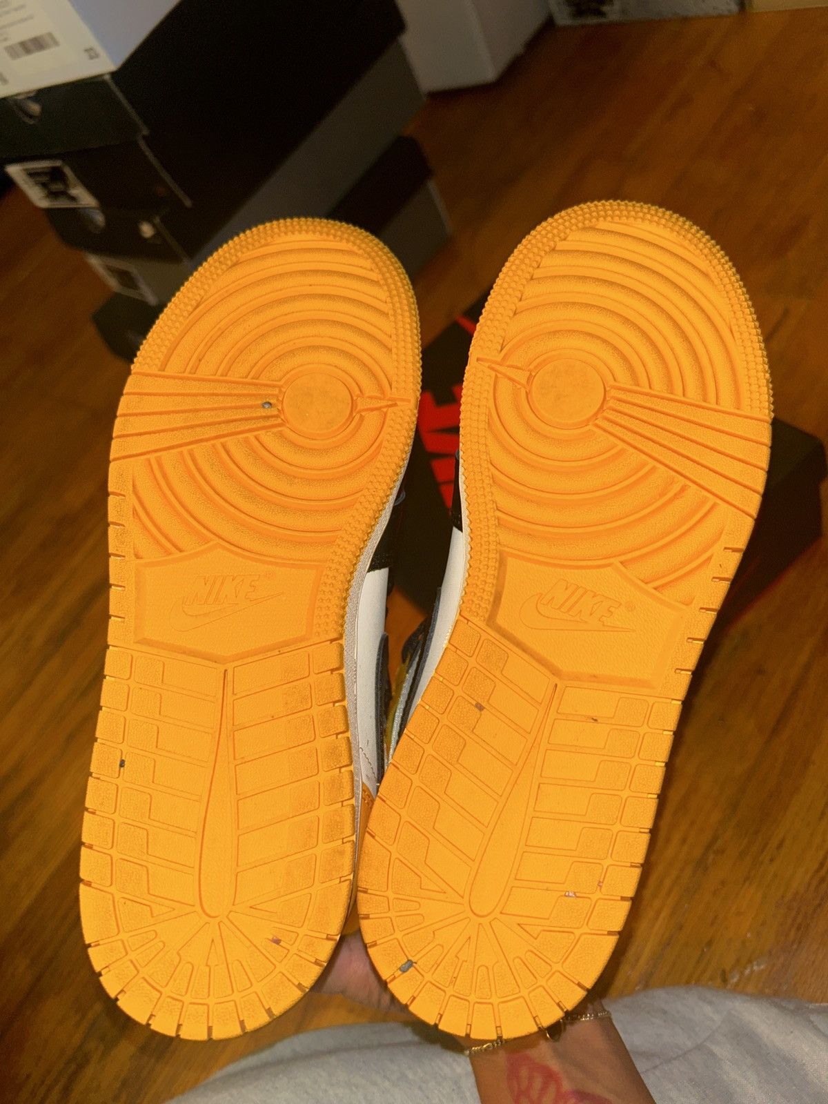 Jordan Brand Yellow Toe Retro One (GS) Size US 5 / EU 37 - 4 Thumbnail