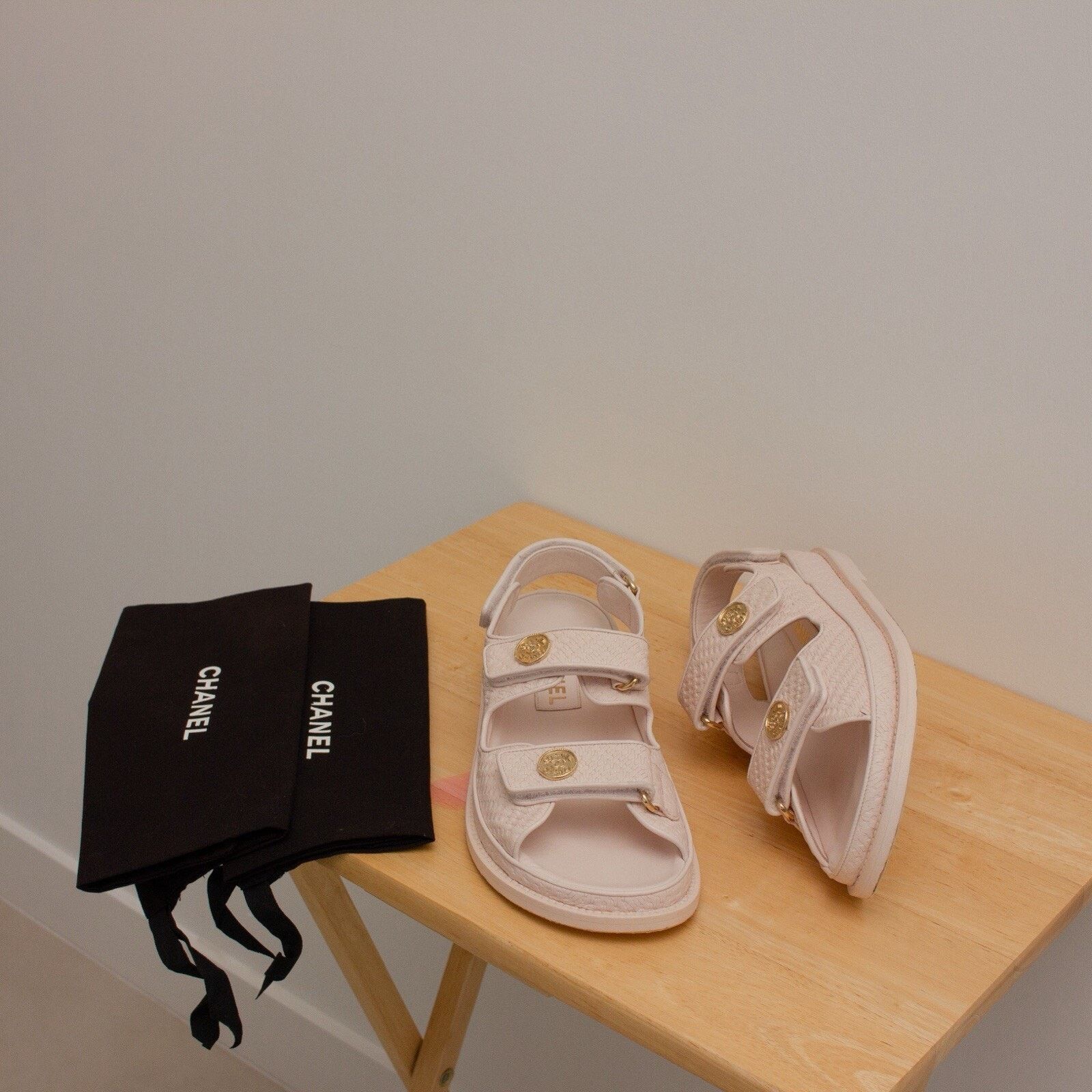 Chanel 1950$ CHANEL 2022 Calfskin Dad Medallion Sandals Pink 38 1/2 Size US 8.5 / IT 38.5 - 6 Thumbnail