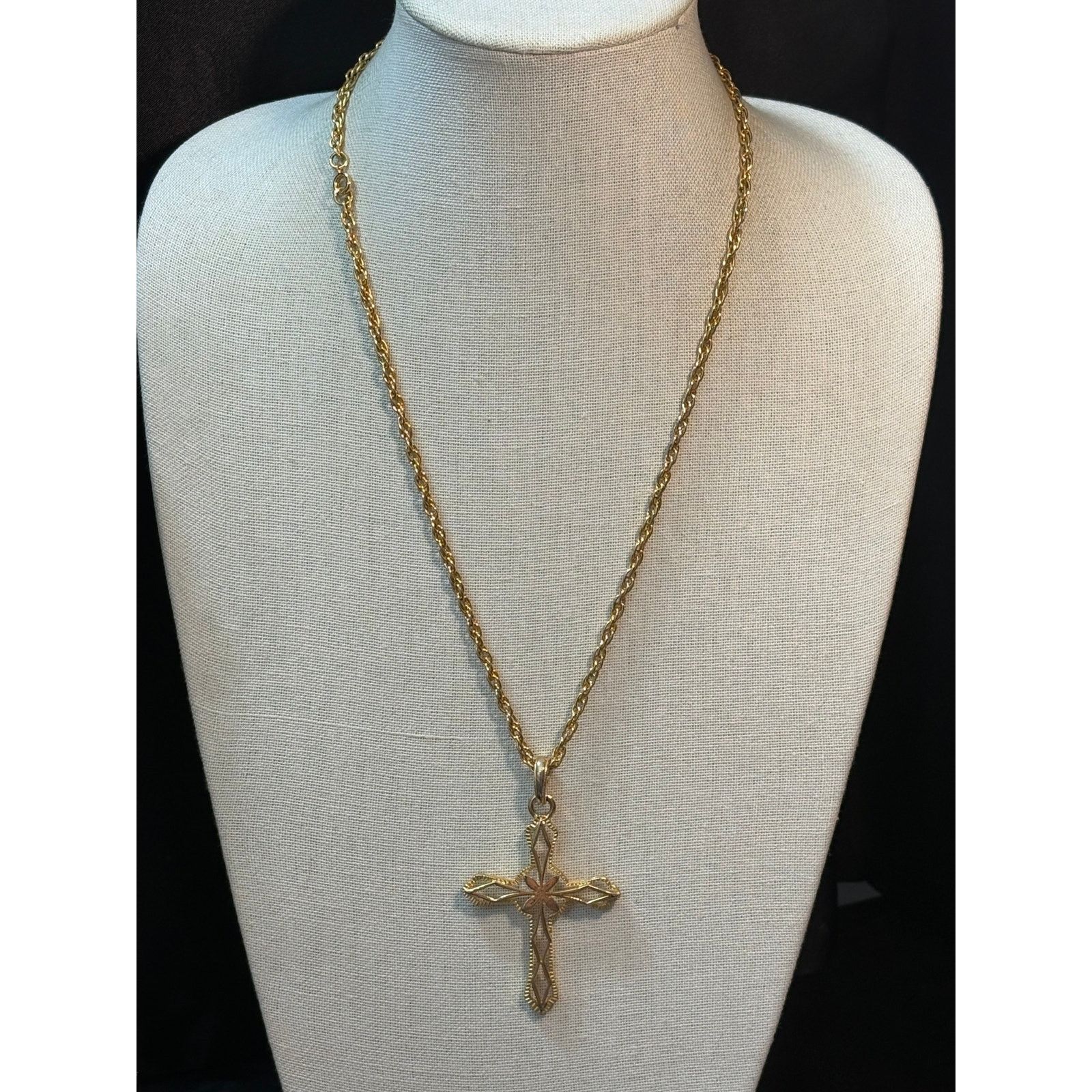 Other Vintage Gold Tone Cross Pendant Necklace 24 Inch Chain Size ONE SIZE - 2 Thumbnail