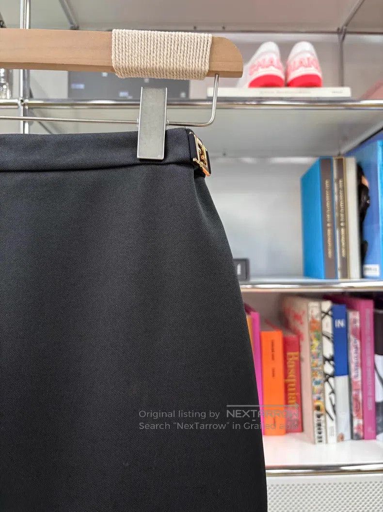 Fendi Fendi Black pencil skirt, gold logo, split back Size 24" / US 00 / IT 34 - 7 Thumbnail