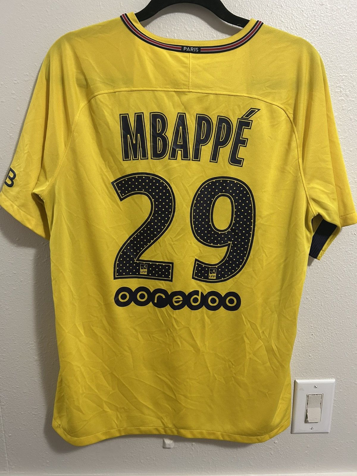 Nike PSG AWAY KIT 2017/2018 KYLIAN MBAPPE #29 (Rare) SIZE L Size US L / EU 52-54 / 3 - 2 Thumbnail