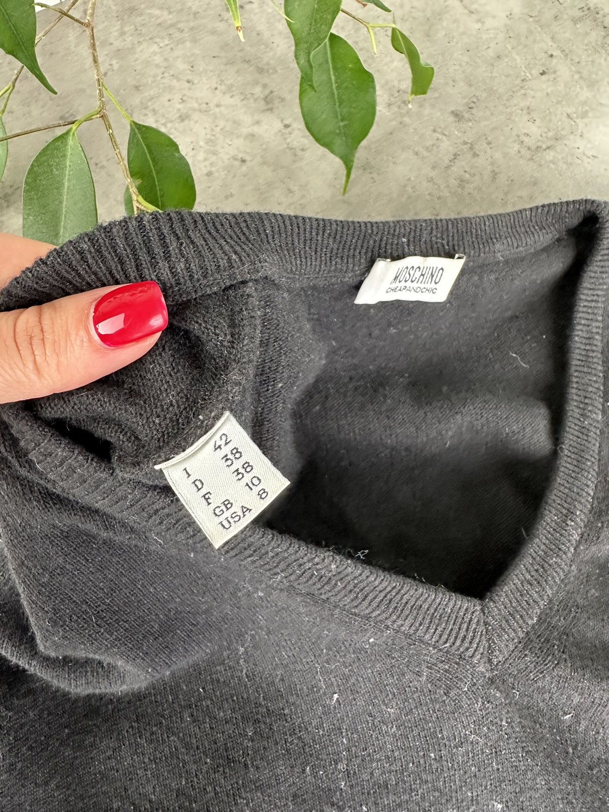Moschino Moschino V-neck Wool Sweater Size M / US 6-8 / IT 42-44 - 3 Thumbnail