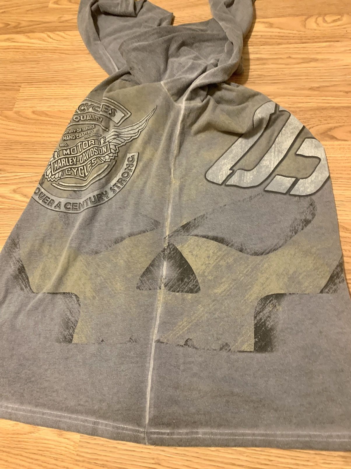 image of 2003 Harley Davidson Skull Side Print Y2K Long Sleeve in Grey, Men's (Size Large)