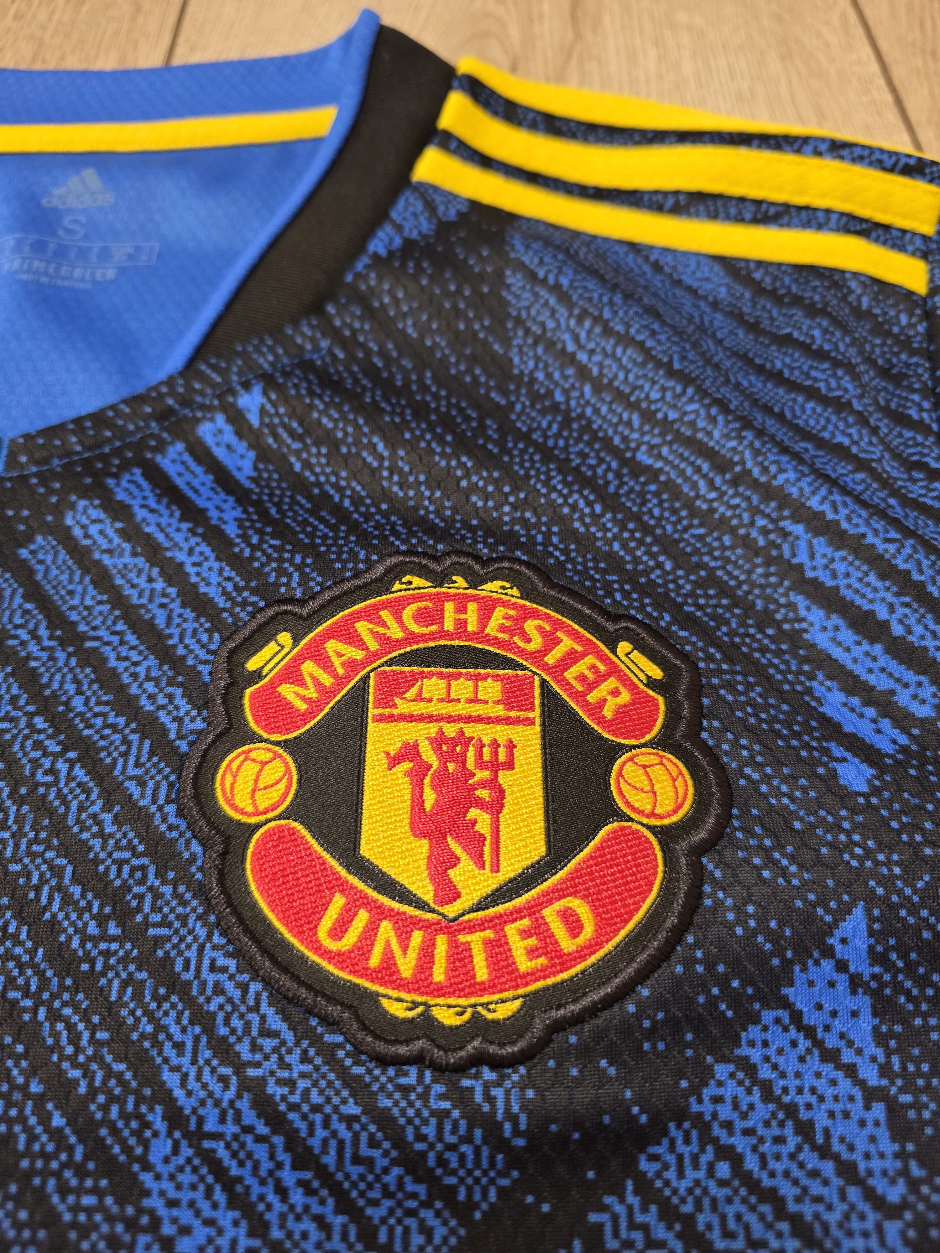 Adidas MANCHESTER UNITED 2021 2022 THIRD FOOTBALL SOCCER JERSEY Size US S / EU 44-46 / 1 - 4 Thumbnail