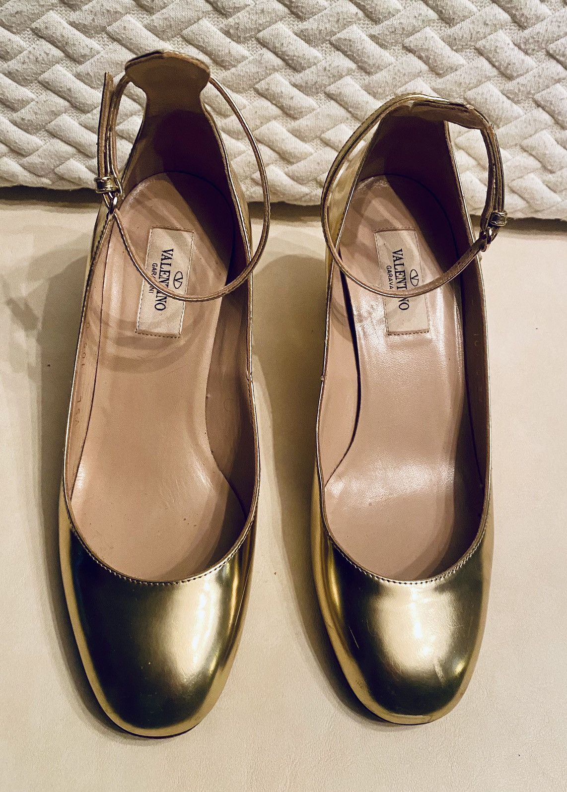 Valentino VALENTINO GARAVANI 🇮🇹 Tan-go Metallic Gold Leather Pumps 37 Size US 7 / IT 37 - 10 Thumbnail