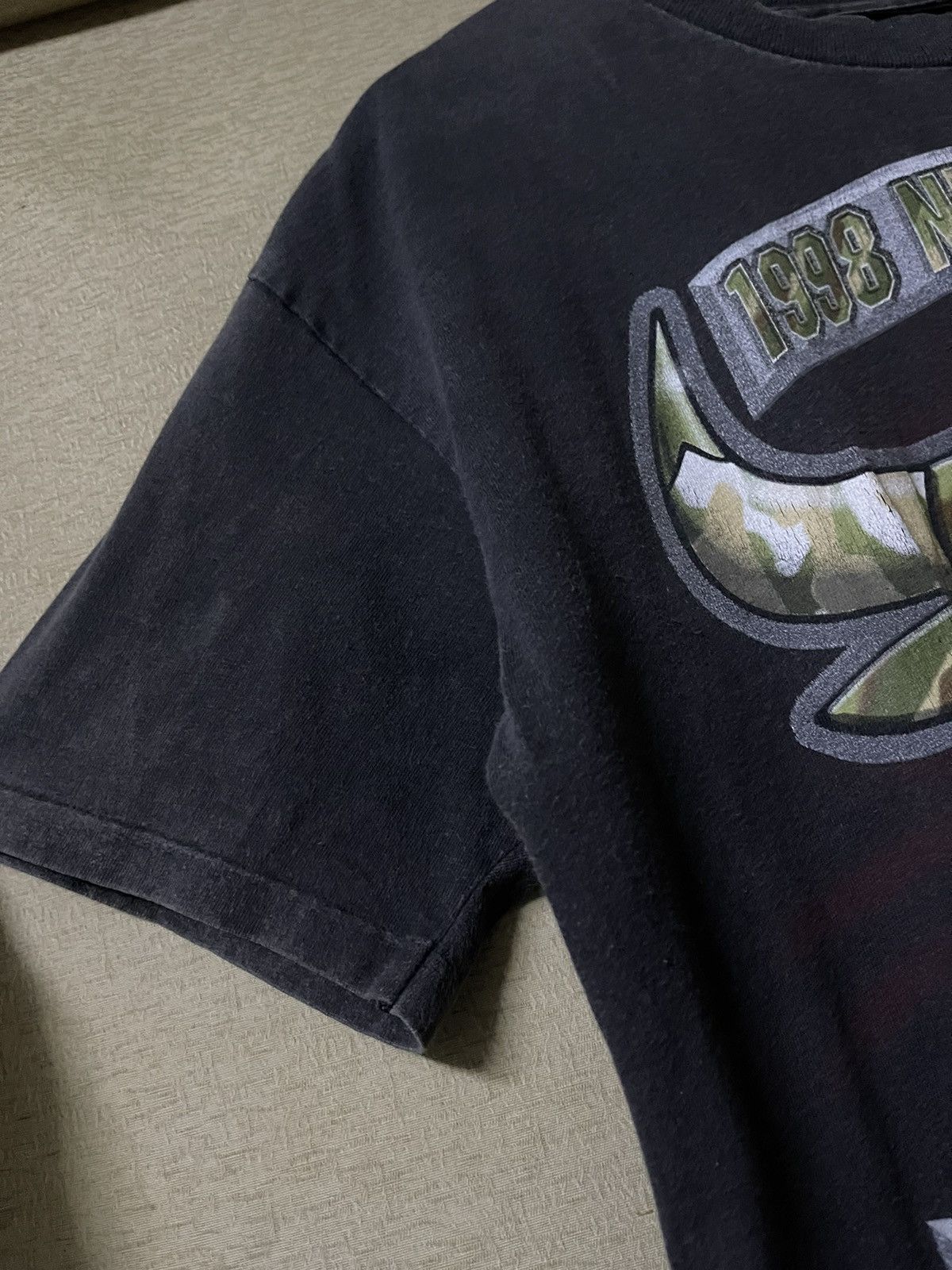 Vintage Vintage 1998 NBA Champs Chicago Bull Camouflage Tshirt Size US L / EU 52-54 / 3 - 8 Thumbnail