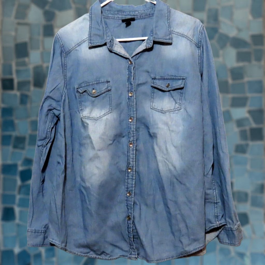 Torrid Torrid Shirt Womens 1X Blue Chambray Cotton Collared Button Long Sleeve Pocket Casual Plus Size Womens Size XL / US 12-14 / IT 48-50 - 1 Thumbnail