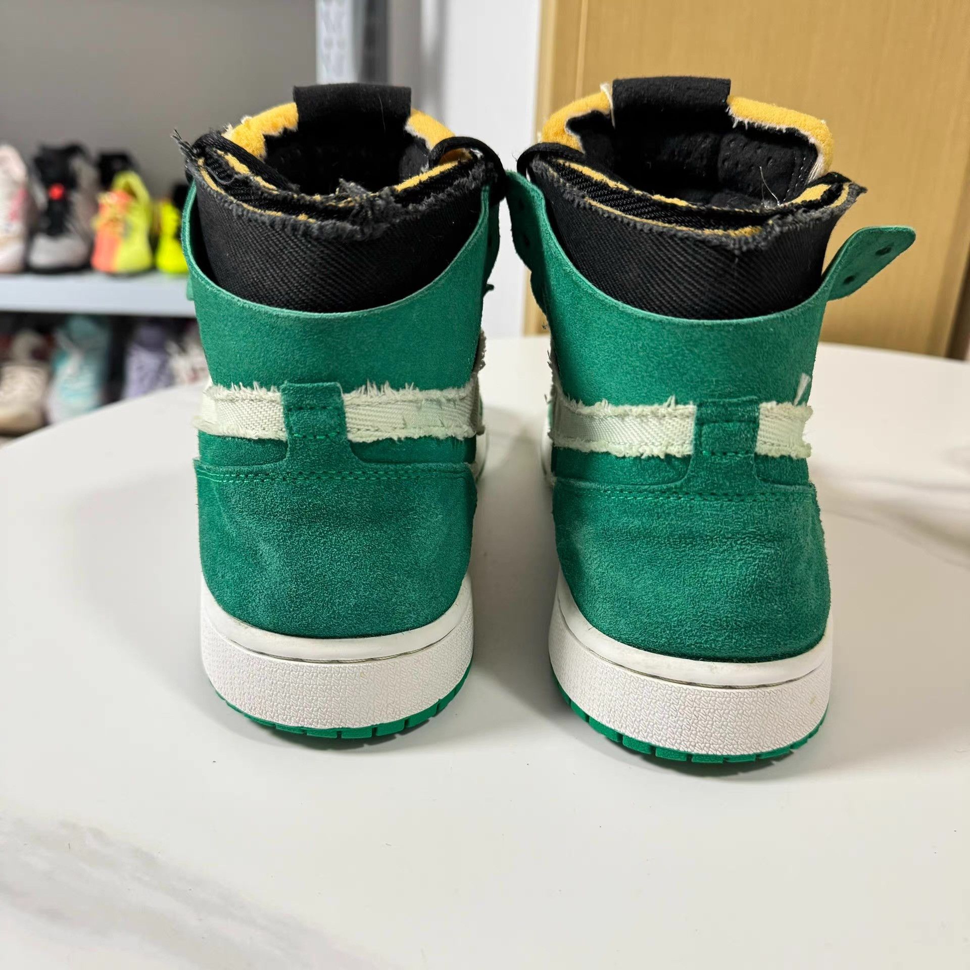Nike Air Jordan 1 CMFT High Top, retro and stylish Q10 Size US 10.5 / EU 43-44 - 3 Thumbnail