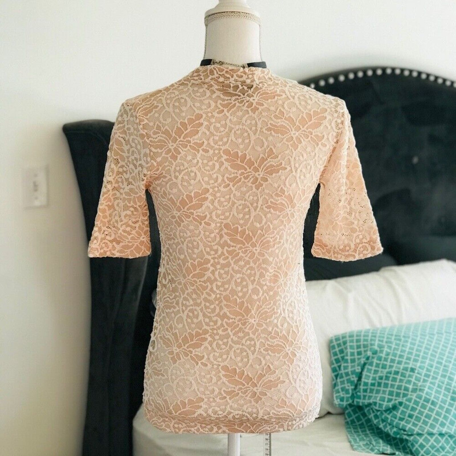 Forever 21 Mock Neck Bell Short Sleeve Blouse Sheer Floral Lace Design Size M / US 6-8 / IT 42-44 - 2 Thumbnail
