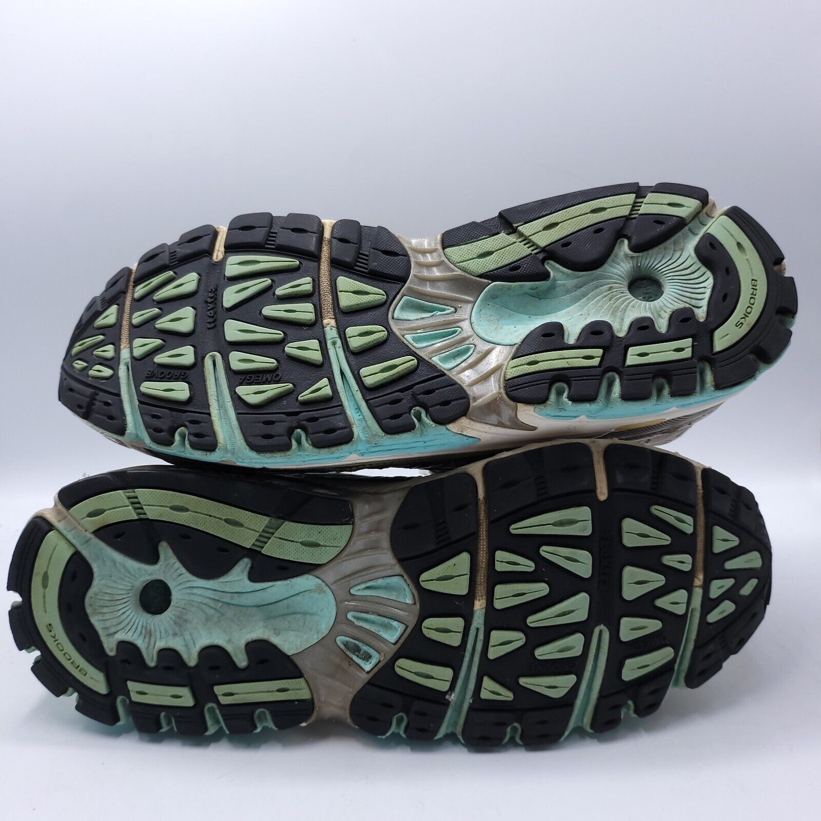 Brooks Brooks Ariel 1 Shoe Womens Size 11.5 1201162B548 White Blue Size US 11.5 / IT 41.5 - 7 Thumbnail
