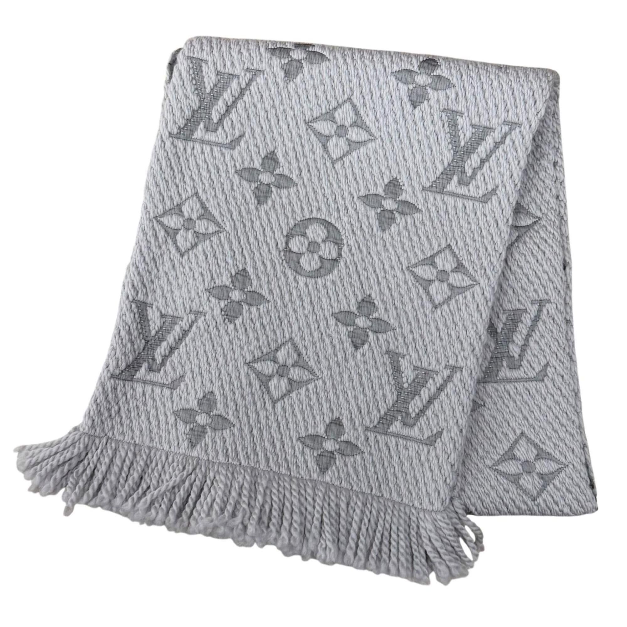 Louis Vuitton LOUIS VUITTON M74742 Echarpe Logomania Wool Silk Monogram Fringe Scarf, Gris Perle, Made in Italy, Authentic, Women's Size ONE SIZE - 1 Thumbnail