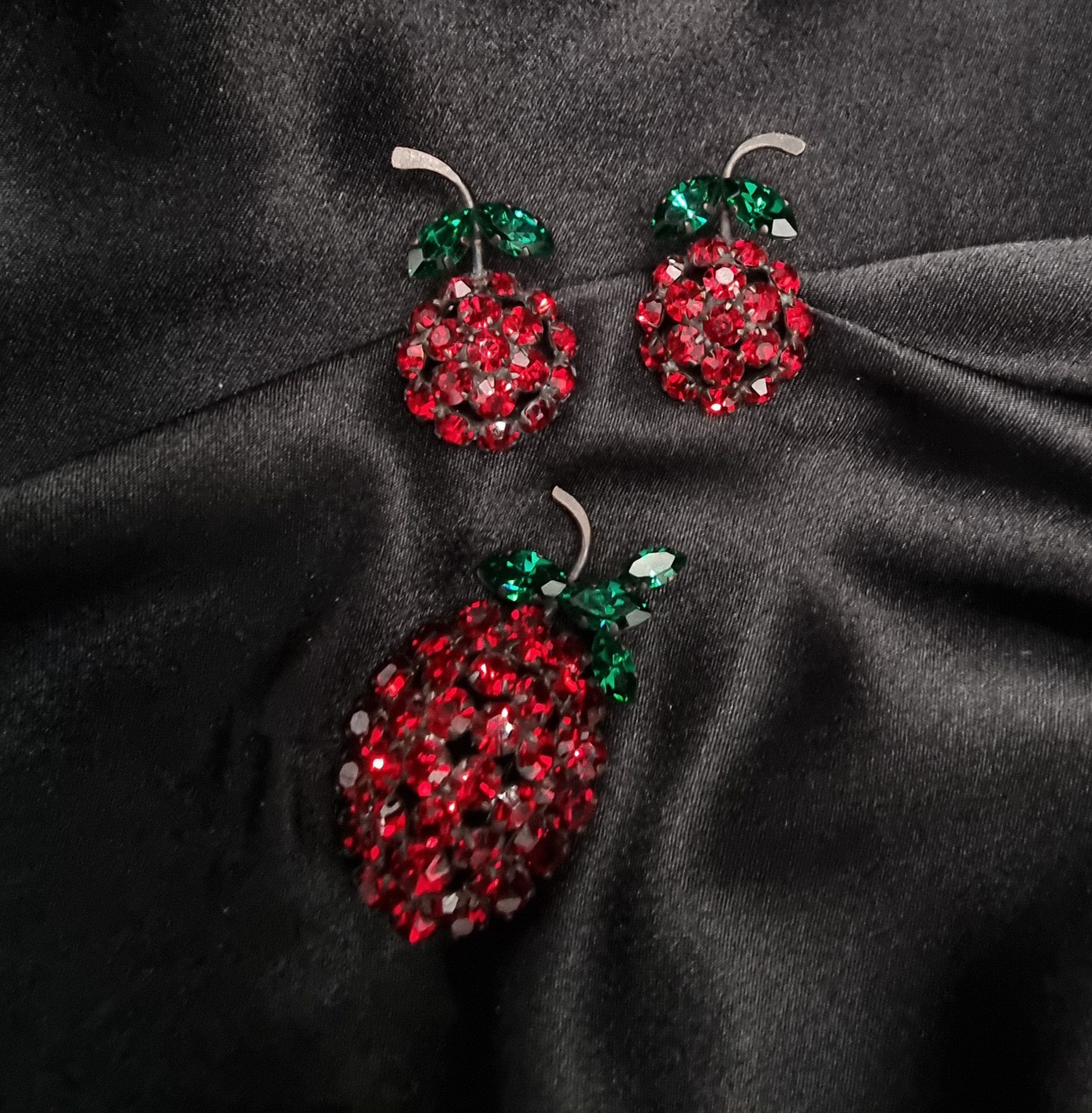 Vintage Vintage Made in Austria Red Strawberry Fruits Crystals Jewel Size ONE SIZE - 1 Thumbnail