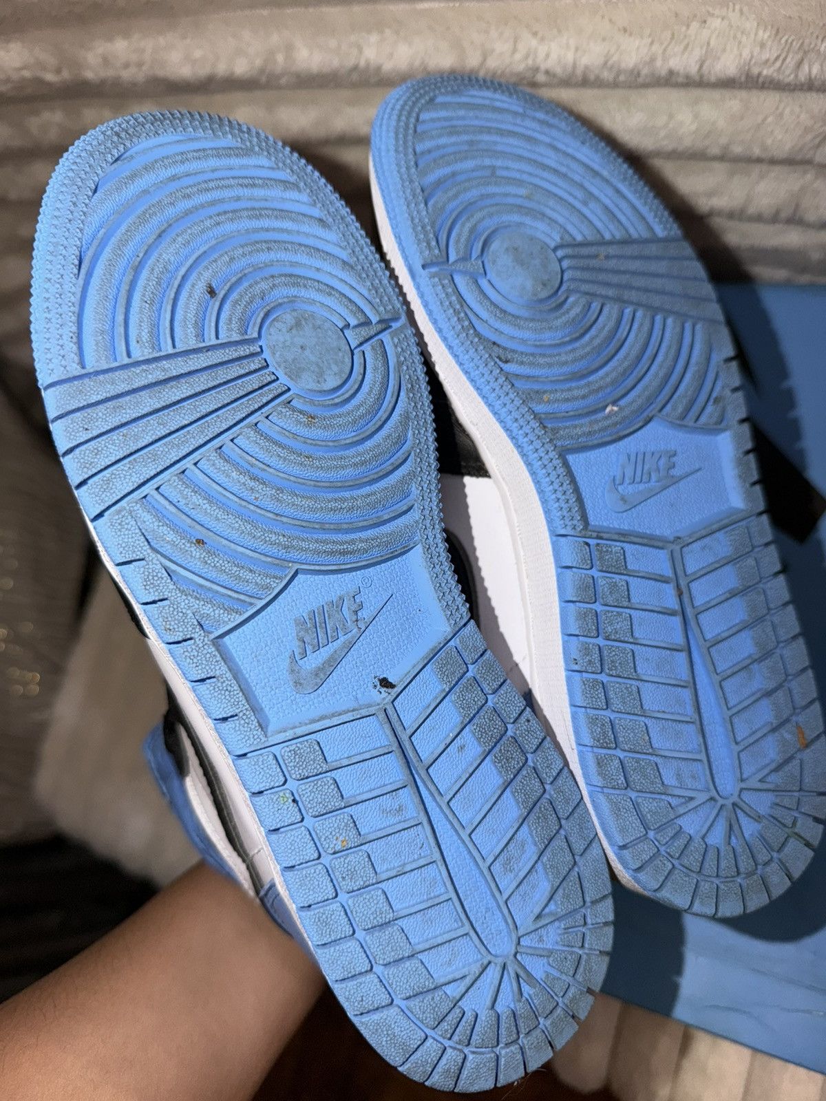 Jordan Brand Air Jordan 1 Retro High OG UNC Toe (GS) Size 4.5Y Size US 6 / IT 36 - 7 Thumbnail