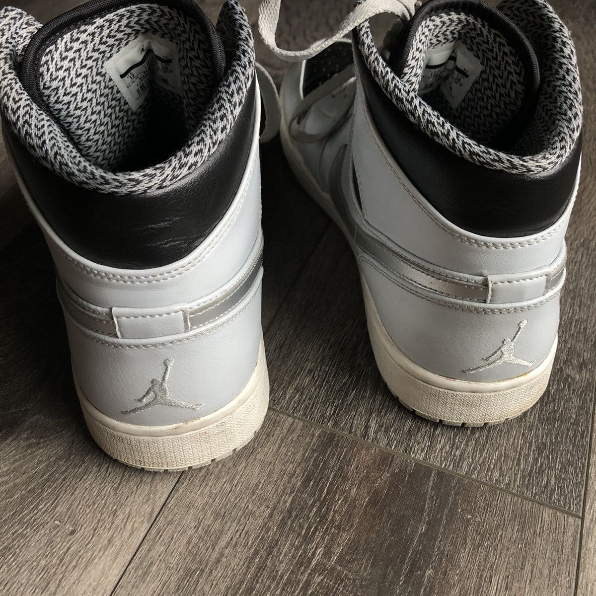 Jordan Brand Air Jordan 1 Retro Mid Wolf Grey Platinum Metallic Shoes Size US 12 / EU 45 - 6 Thumbnail