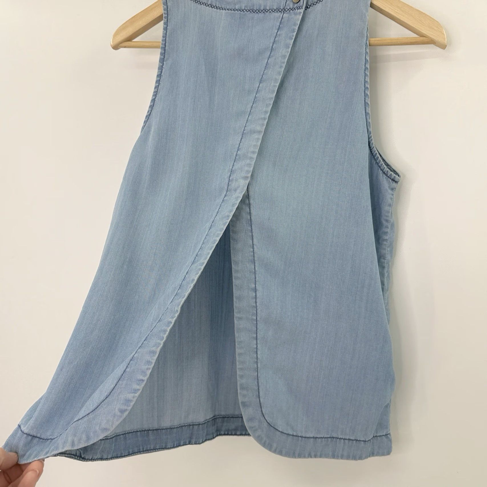 Gap GAP Women’s Tank Top XS Lyocell Chambray Blue Sleeveless Round Neck Snap Casual Workwear Boho Classic 90s Size XS / US 0-2 / IT 36-38 - 6 Thumbnail
