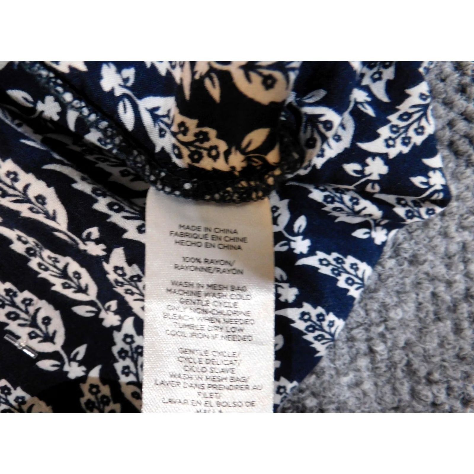 Ann Taylor Ann Taylor Loft Blue Floral Knit Blouse Womens L Rayon Round Neck Casual Open Cover Short Sleeve Shirt Size L / US 10 / IT 46 - 7 Thumbnail