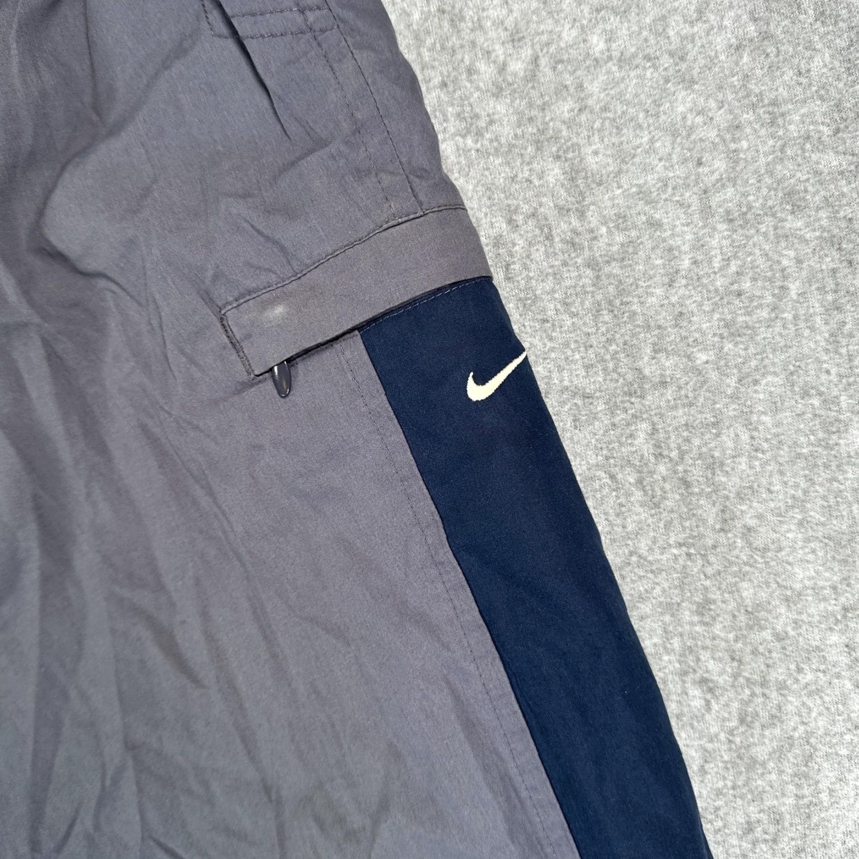 Nike VINTAGE Nike Track Pants Mens Large Gray Navy Elastic Lined Drawstring Warmup Size US 33 - 3 Thumbnail