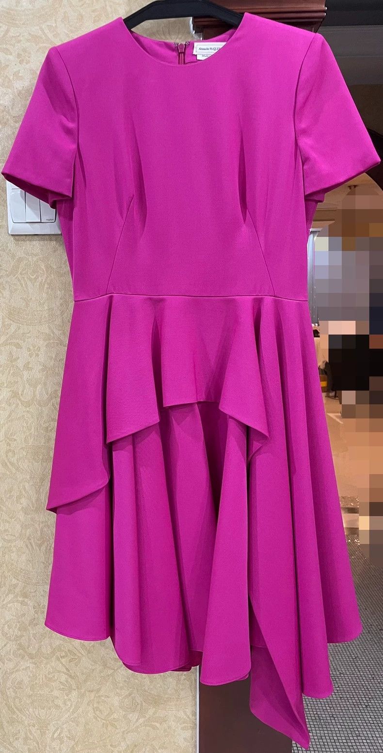 Alexander McQueen Alexander McQUEEN Rose red dress. Asymmetric design of skir Size S / US 4 / IT 40 - 1 Thumbnail