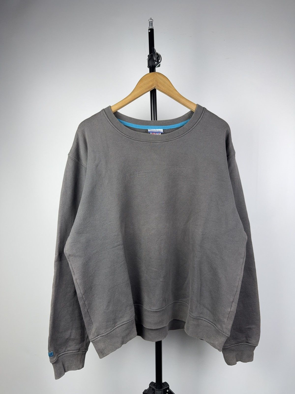 Reebok 90s Retro Reebok Vintage Faded Crewneck Sweatshirt Big Logo Size US L / EU 52-54 / 3 - 1 Thumbnail