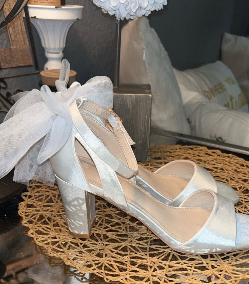 The Unbranded Brand Women's Unbranded White Block Heel Sandals w Bows Size 6.5 Size US 6.5 / IT 36.5 - 2 Thumbnail