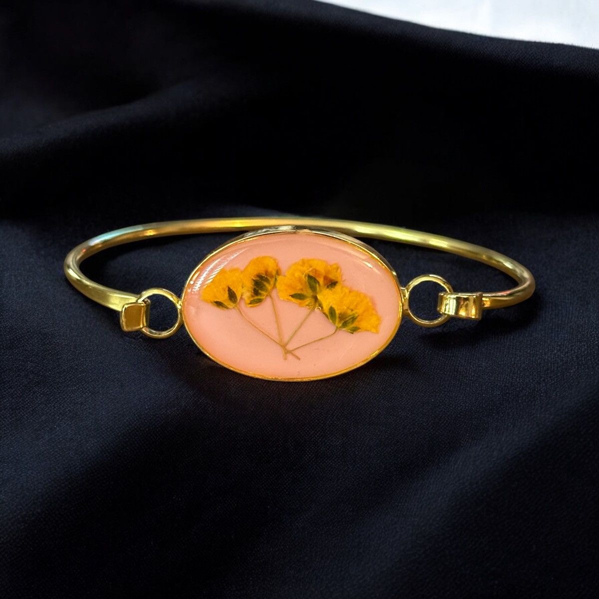 Other Gold tone dried flowers resin hook bangle bracelet Size ONE SIZE - 1 Thumbnail
