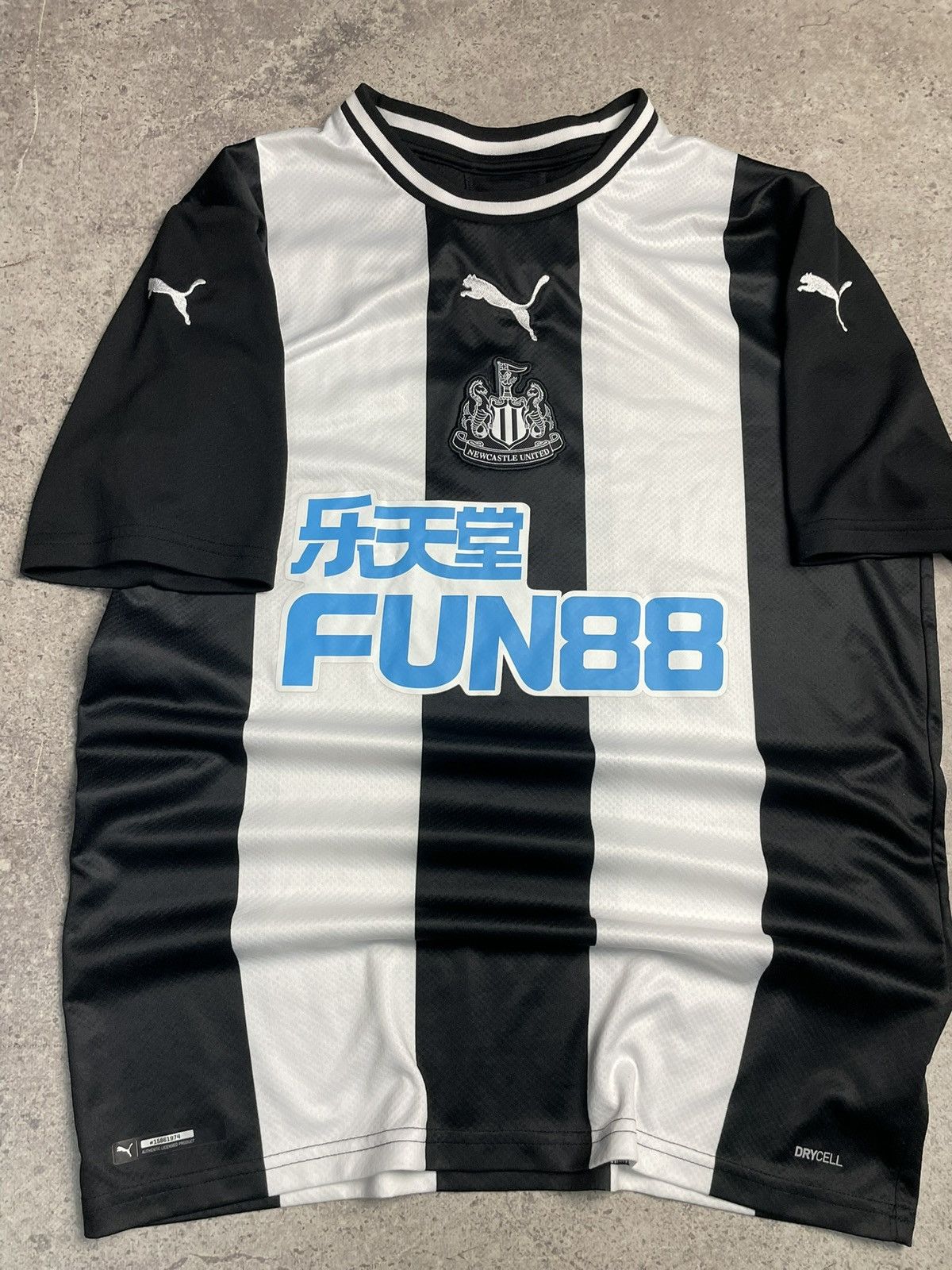 Puma Newcastle United 2019/20 Home Football Shirt Soccer Jersey Size US M / EU 48-50 / 2 - 2 Thumbnail