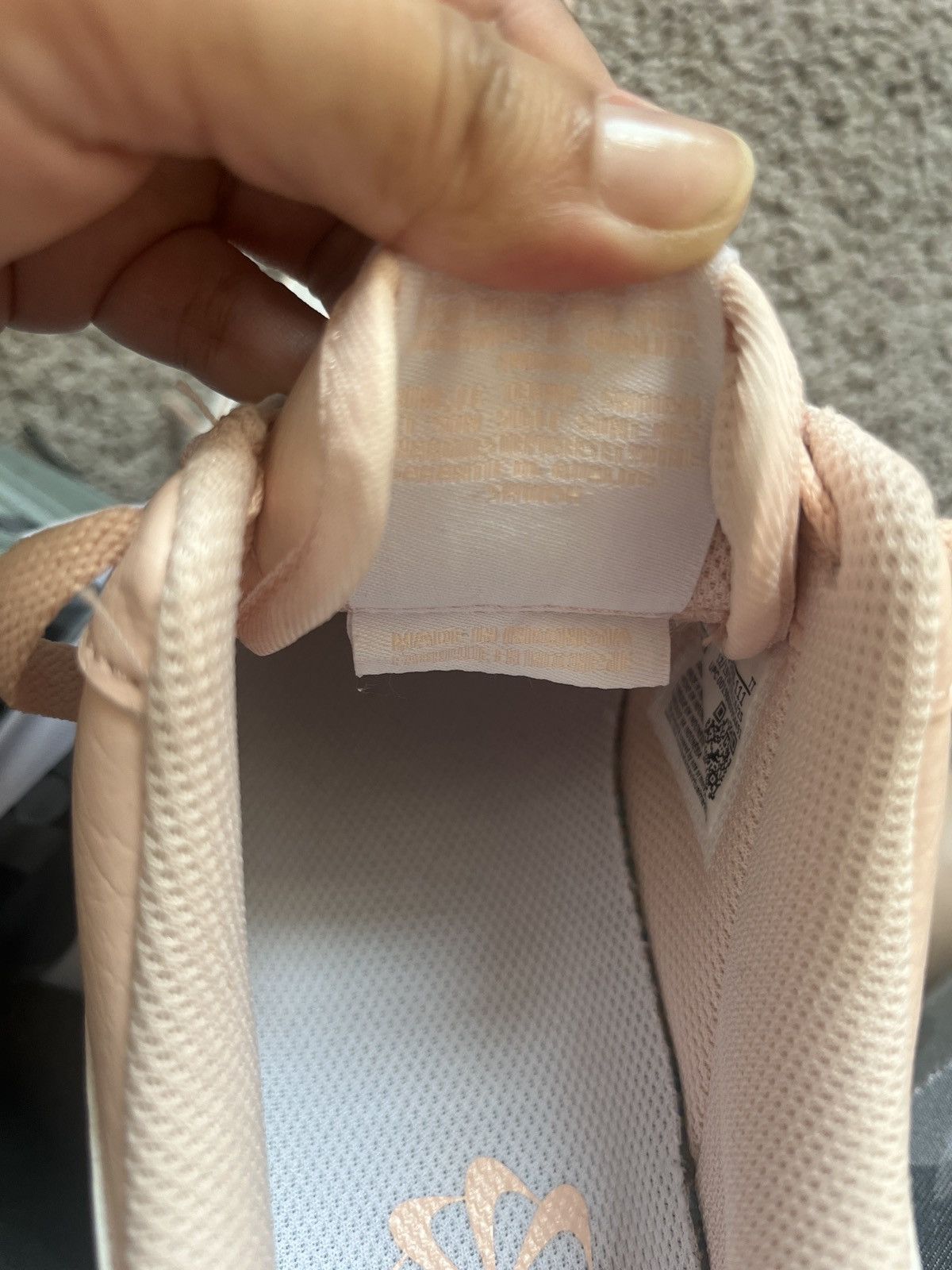 Nike AIR JORDAN 1 LOW SE | WHITE AND PEACH | SIZE 6.5 WMNS | NEW Size US 7 / IT 37 - 7 Thumbnail