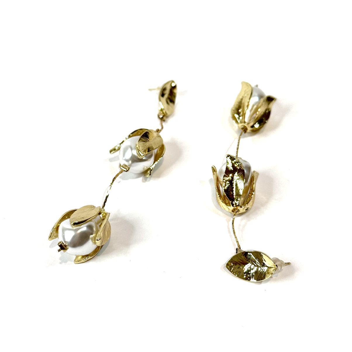 White House Black Market WHBM White & Gold Tulips Glam Earrings NWT Size ONE SIZE - 2 Thumbnail